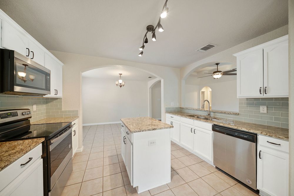 8230 Grissom Cir, San Antonio TX 78251 property image