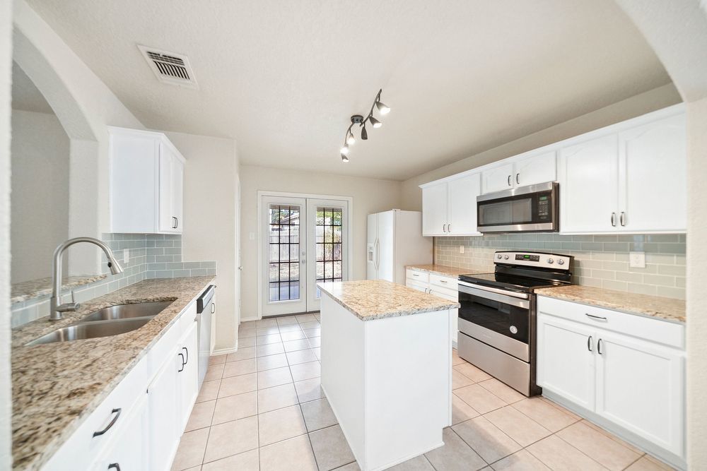 8230 Grissom Cir, San Antonio TX 78251 property image