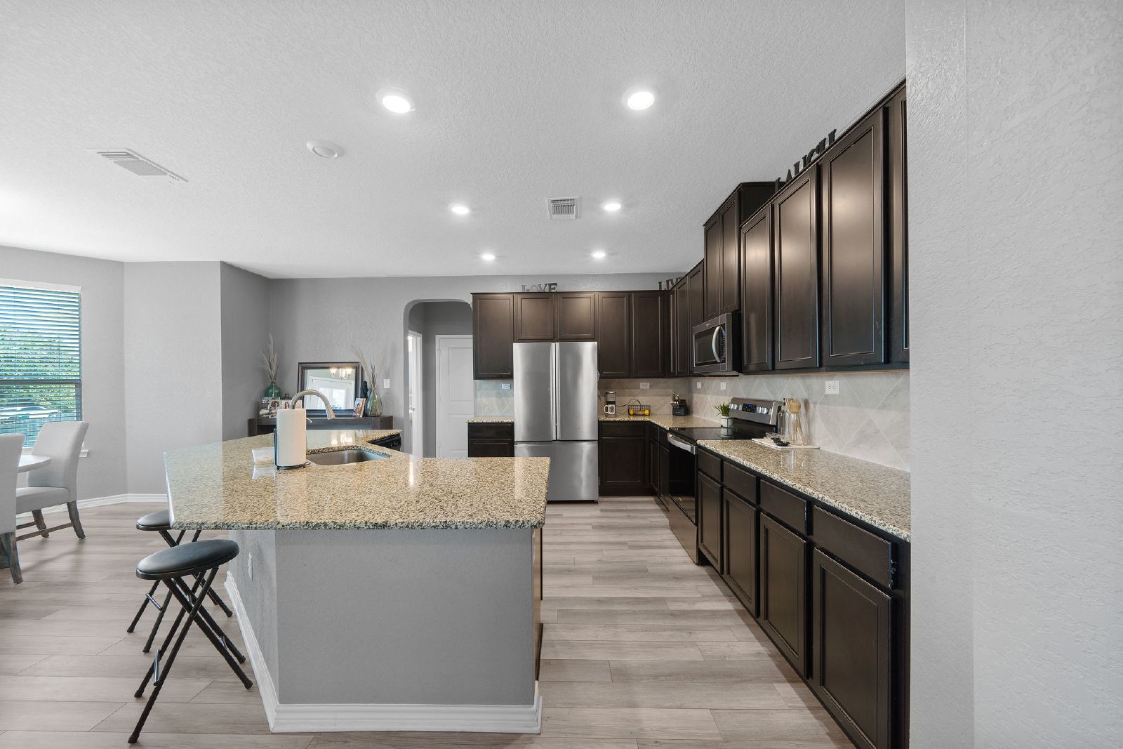 327 Carlito Cv, Universal City TX 78148 property image