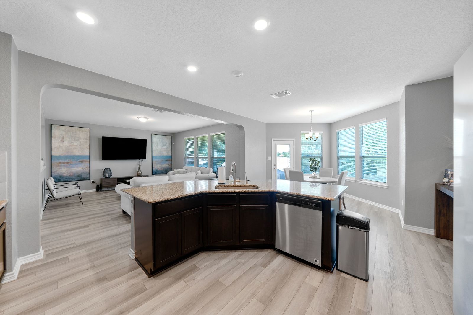 327 Carlito Cv, Universal City TX 78148 property image