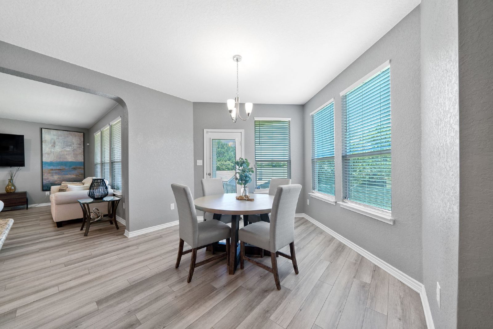 327 Carlito Cv, Universal City TX 78148 property image