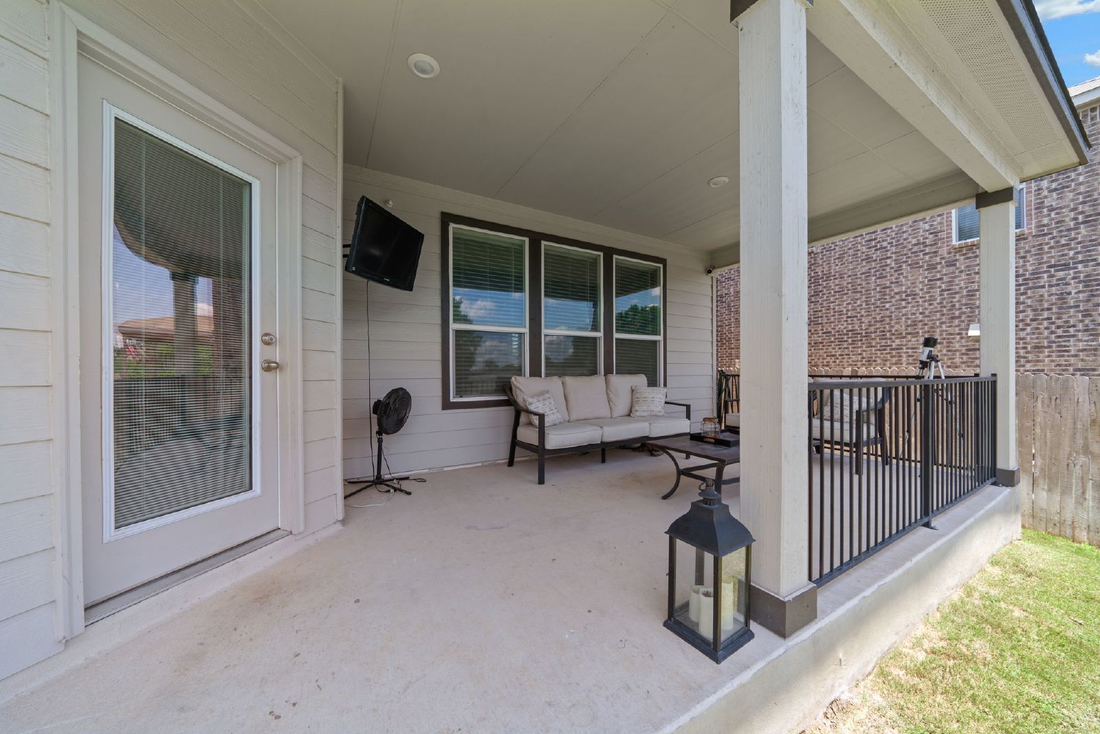 327 Carlito Cv, Universal City TX 78148 property image